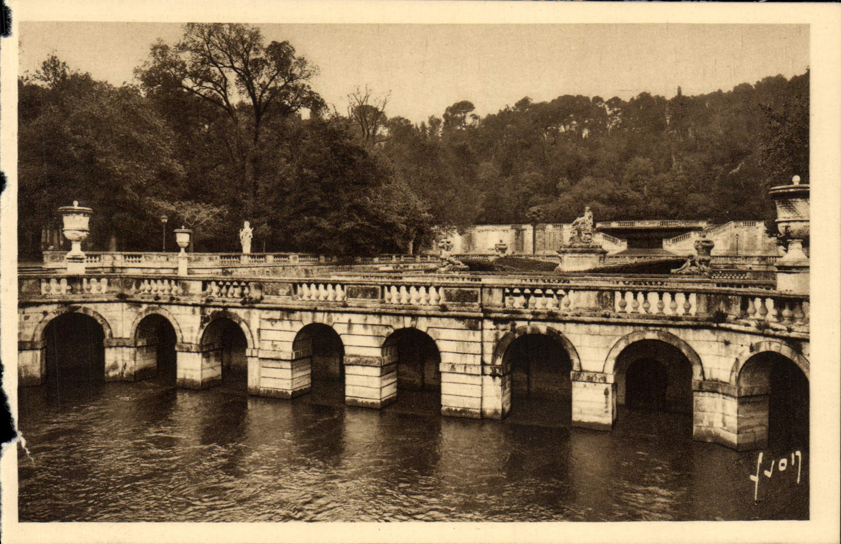 CPA Nimes Jardin de la Fontaine Les Bains Romains