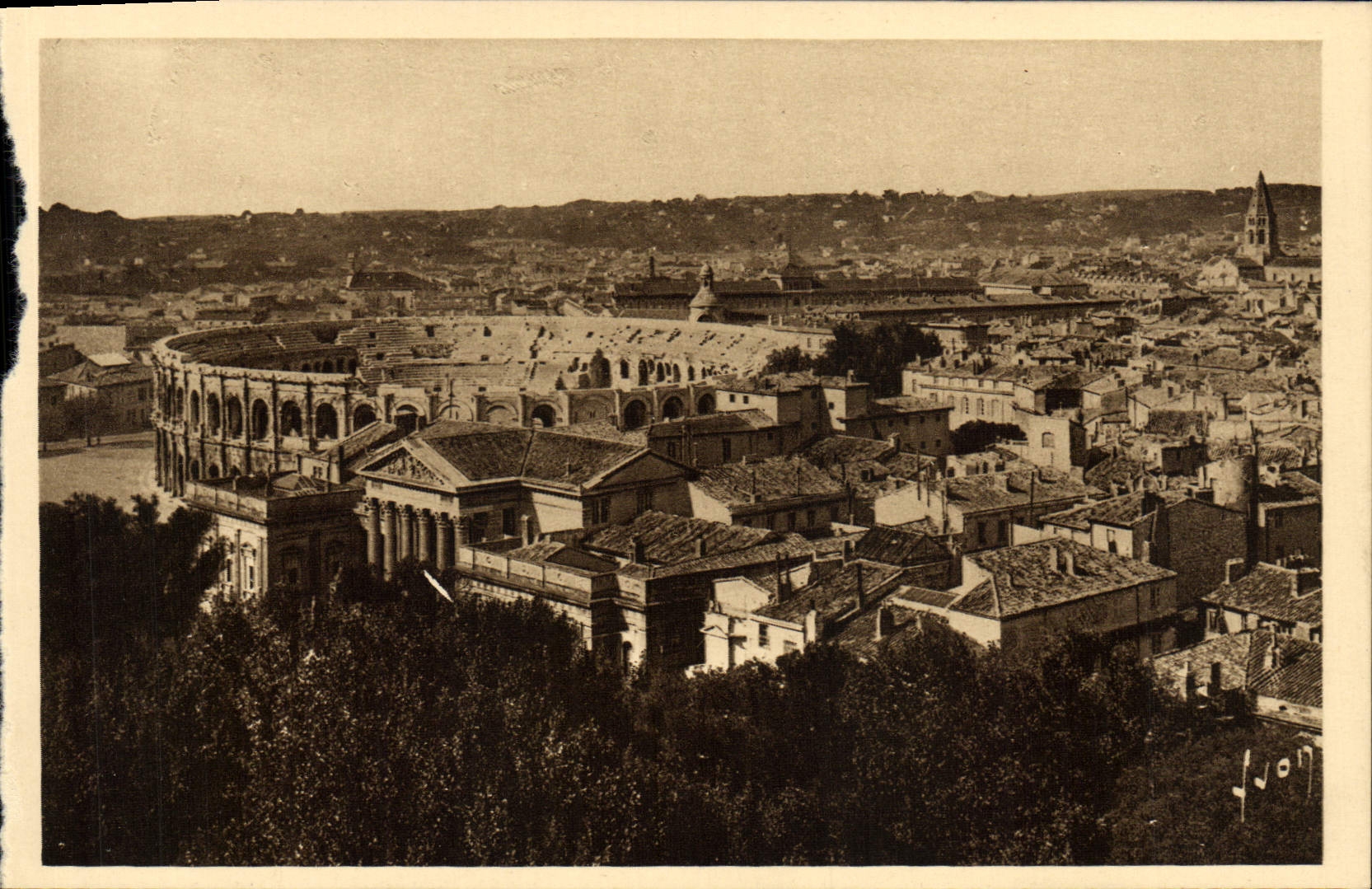 CPA Nimes Vue Generale sur la Ville et les Arenes