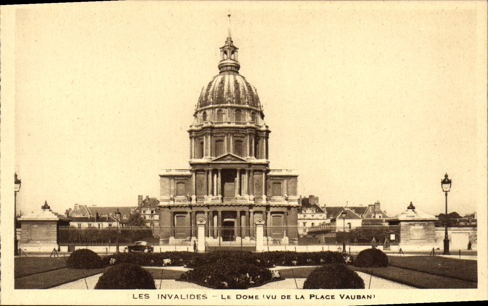 CPA Paris Les Invalides Le dome vu de la place Vauban