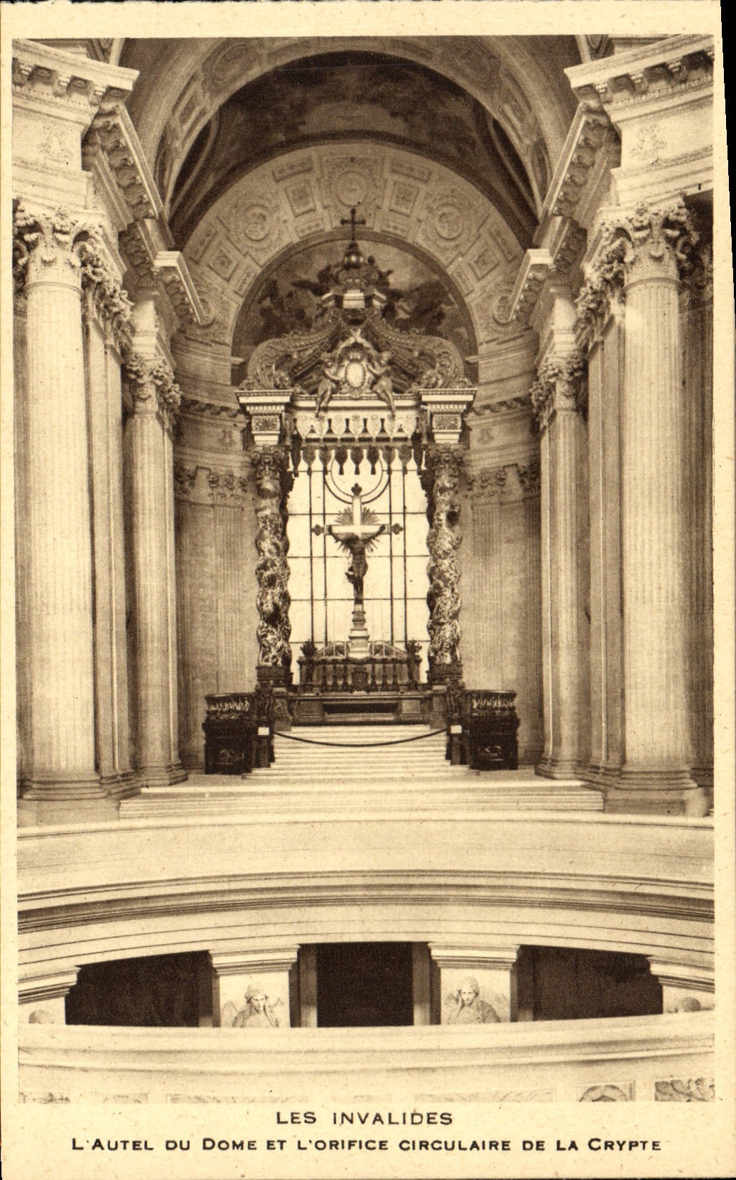 CPA Paris Les Invalides L'autel du dome et l'orifice circulaire de la crypte