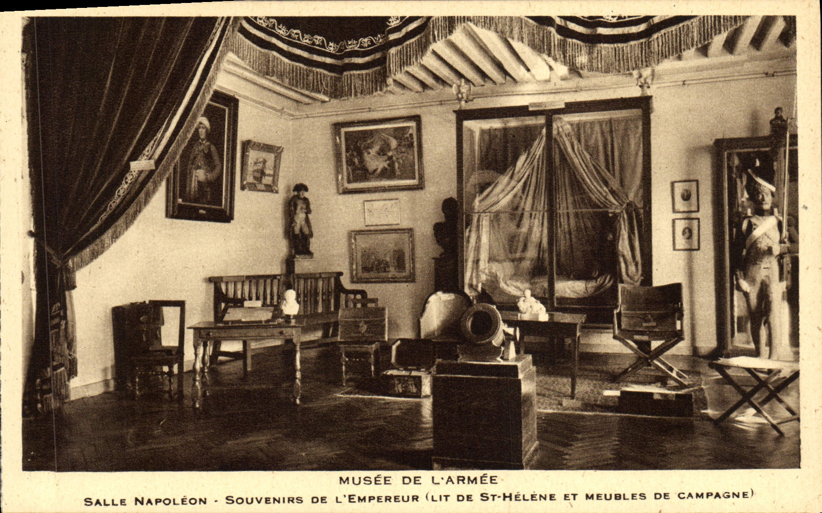 La POSTAL París Musee de la VENDIMIA de los recuerdos de Napoleon del sitio del ejército del emperador lee St Elena y pedazos de los muebles del campgane Napoleon 1r