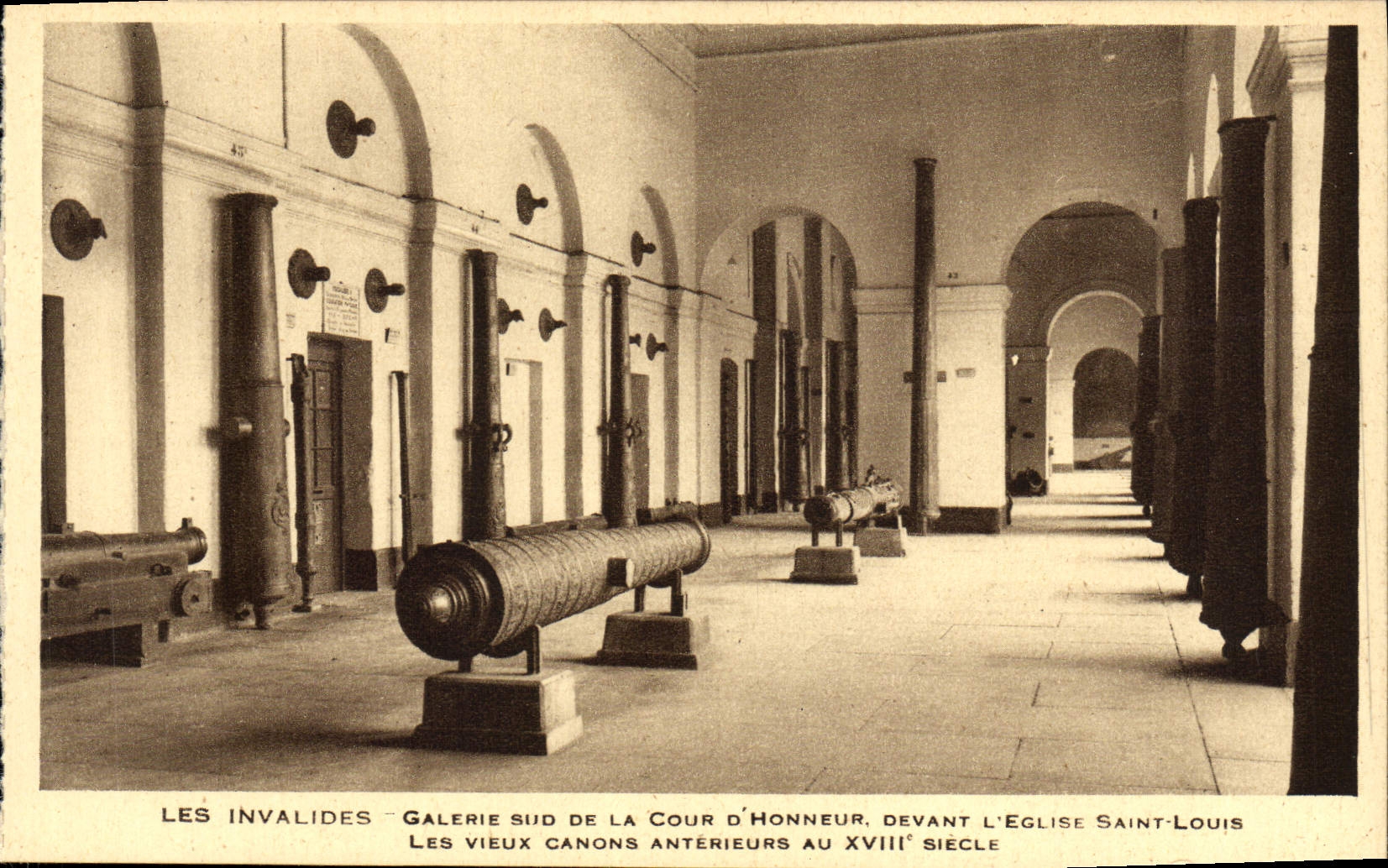 CPA Paris Les Invalides Galerie Sud De La Cour D'Honneur Devant L'Eglise Saint Louis