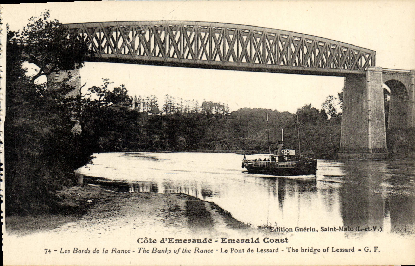CPA Les bords de la Rance Le pont de Lessard Bateau
