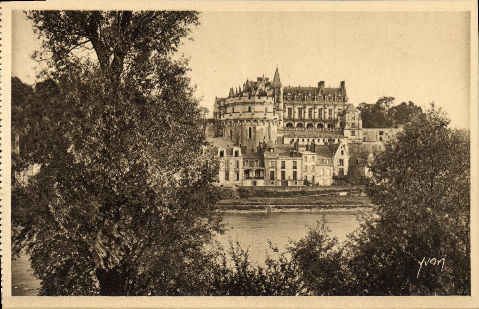 Castillo de Loire ch4ateau Amboise de la POSTAL de la VENDIMIA visto de los bordes del Loire