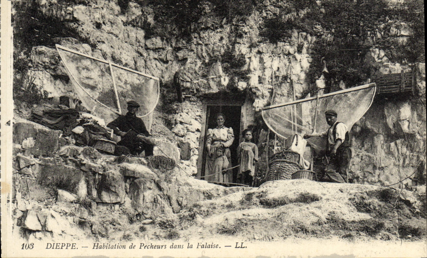Vivienda de Dieppe de la POSTAL de la VENDIMIA de pecadores en acantilado