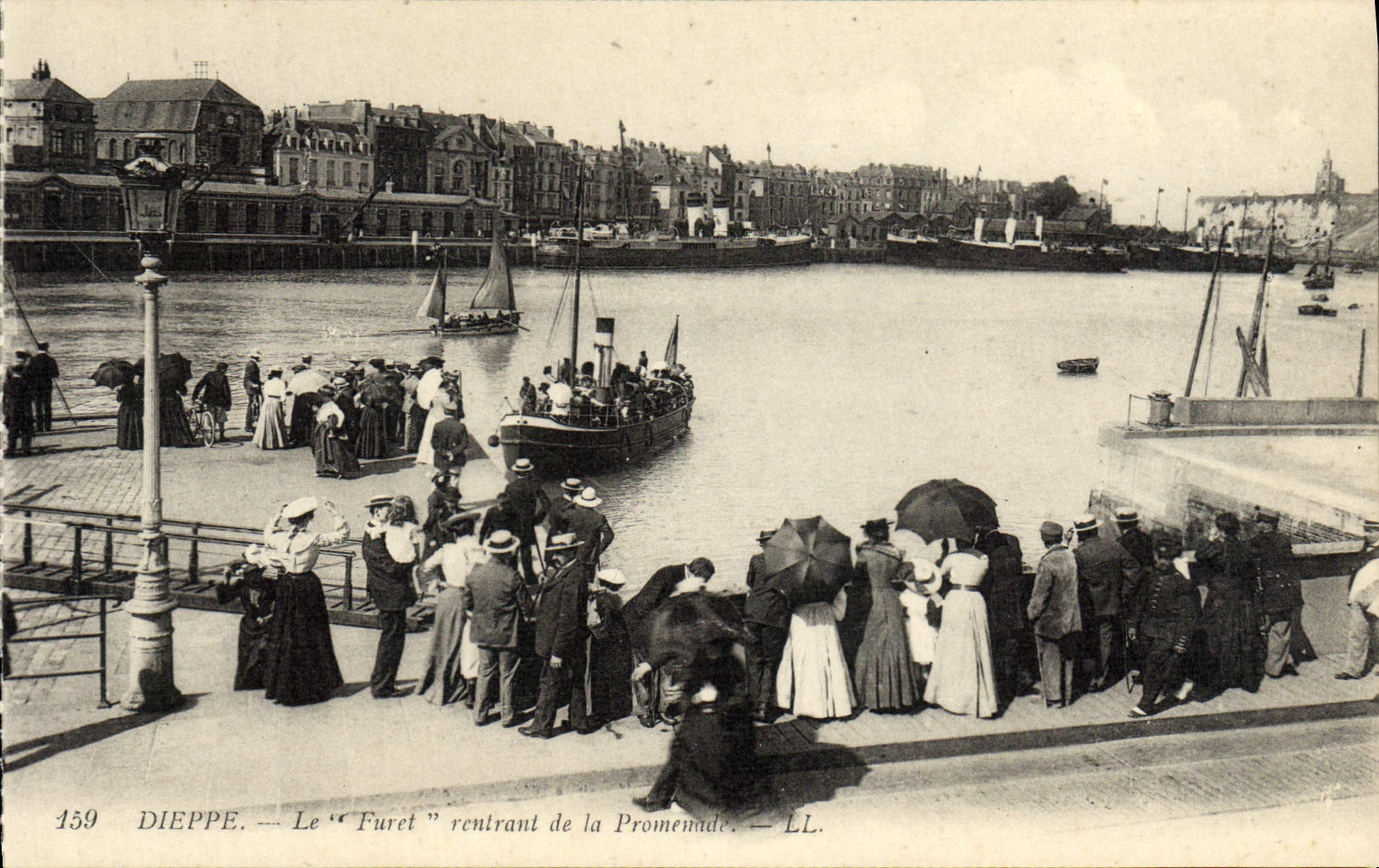 CPA Dieppe Le Furet rentrant de la Promeande Bateau