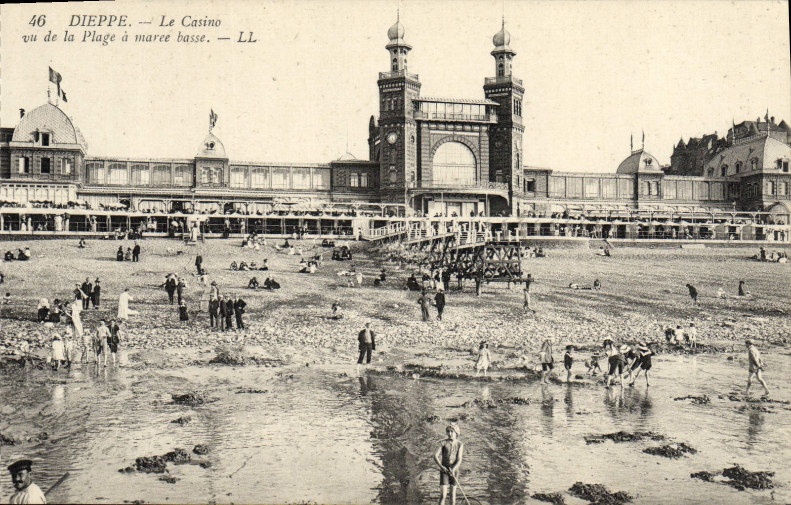 La POSTAL Dieppe de la VENDIMIA el casino visto de la playa tiene marea baja