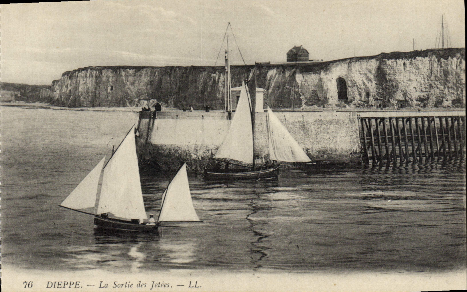 CPA Dieppe La Sortie des Jetees Bateaux