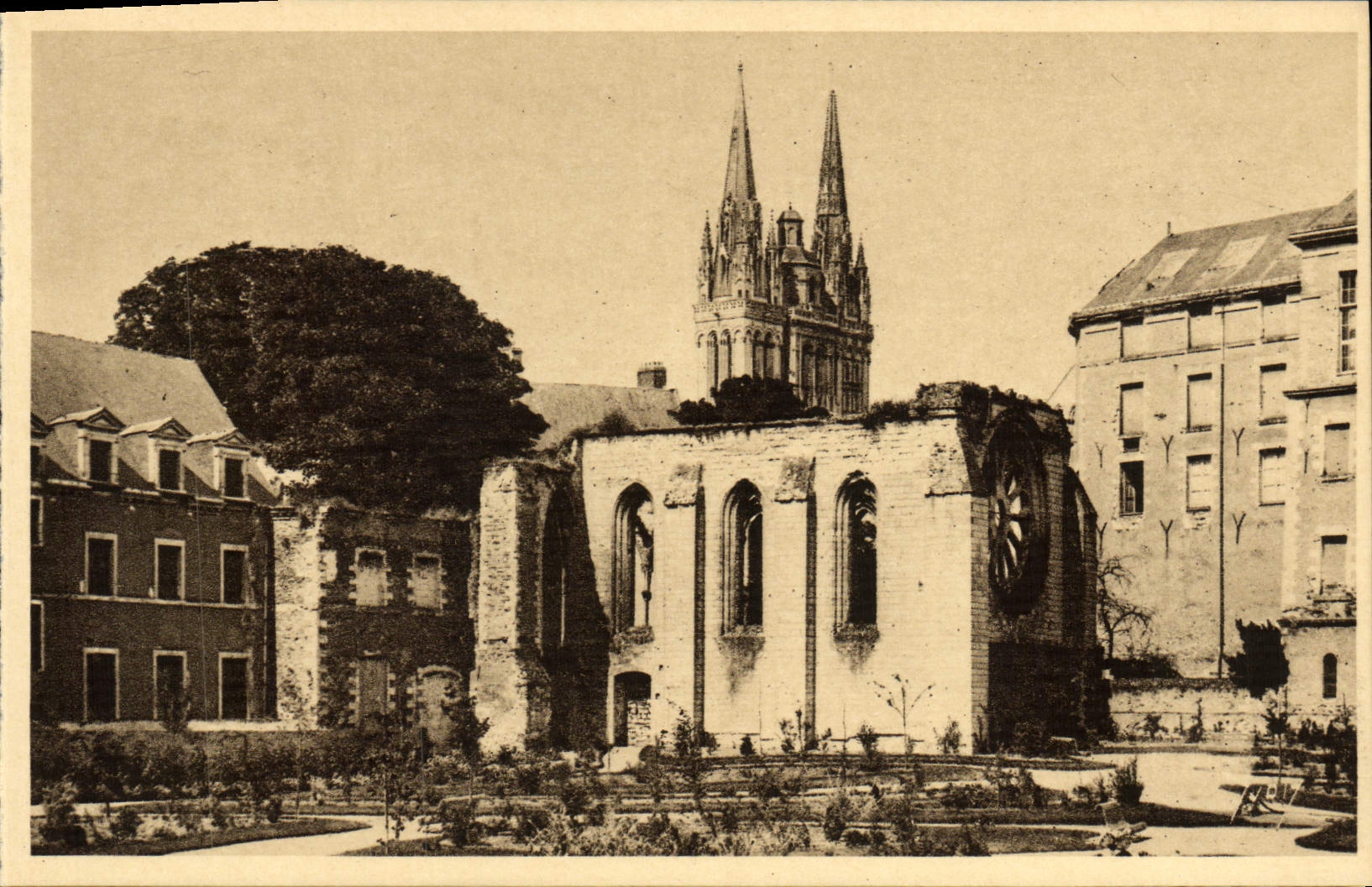 La POSTAL de la VENDIMIA encoleriza las ruinas y el St Mauricio del Día de Todos los Santos de la catedral