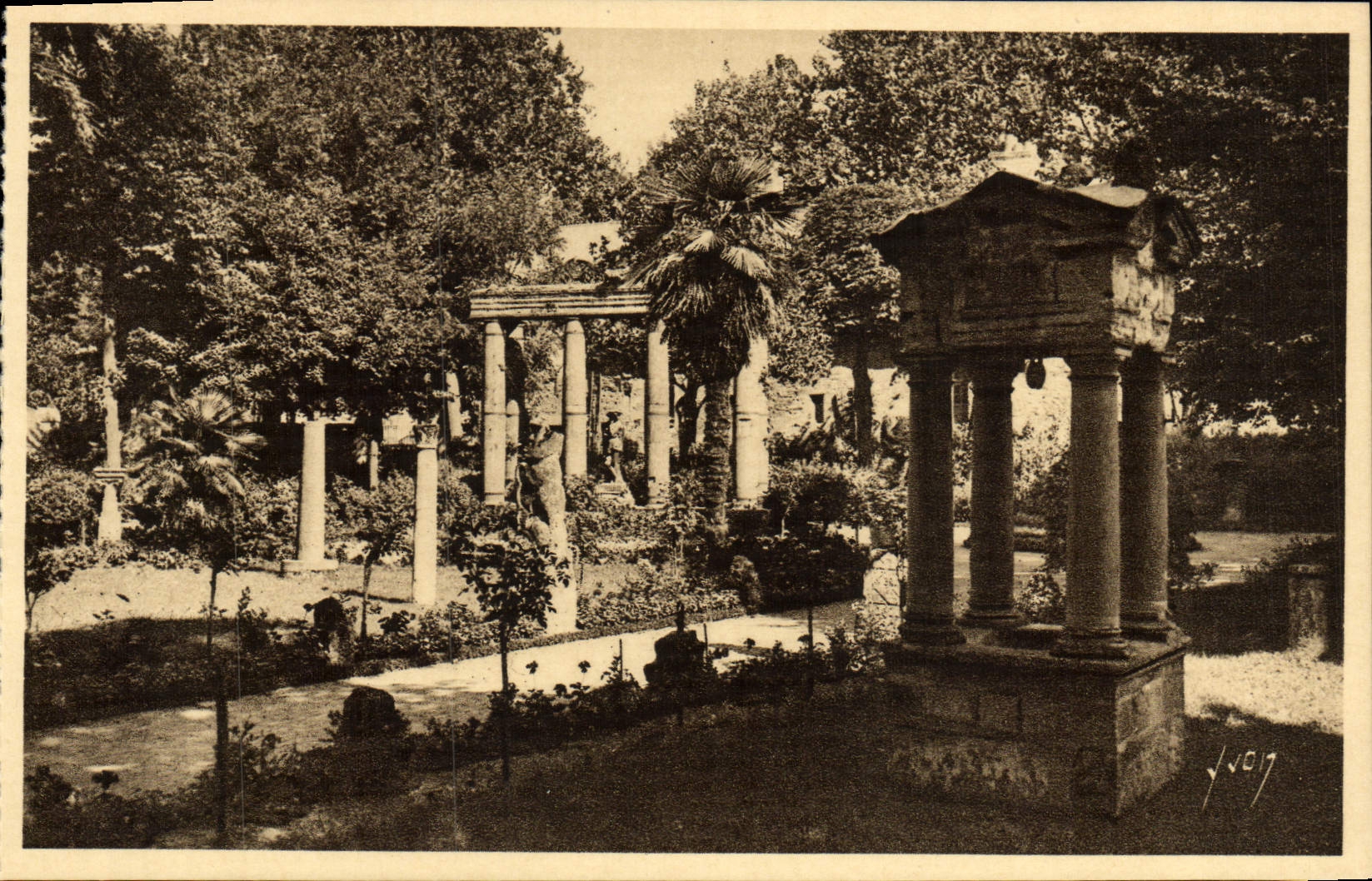 CPA Angers Le Musee St Jean Le vieux Puits et le Jardin