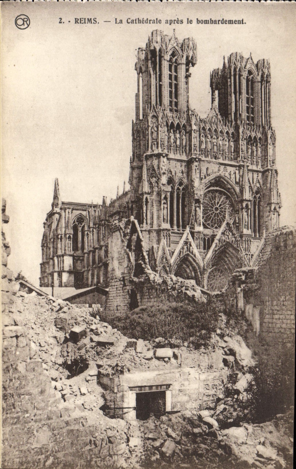 CPA Reims La Cathedrale apres le bombardement Militaria