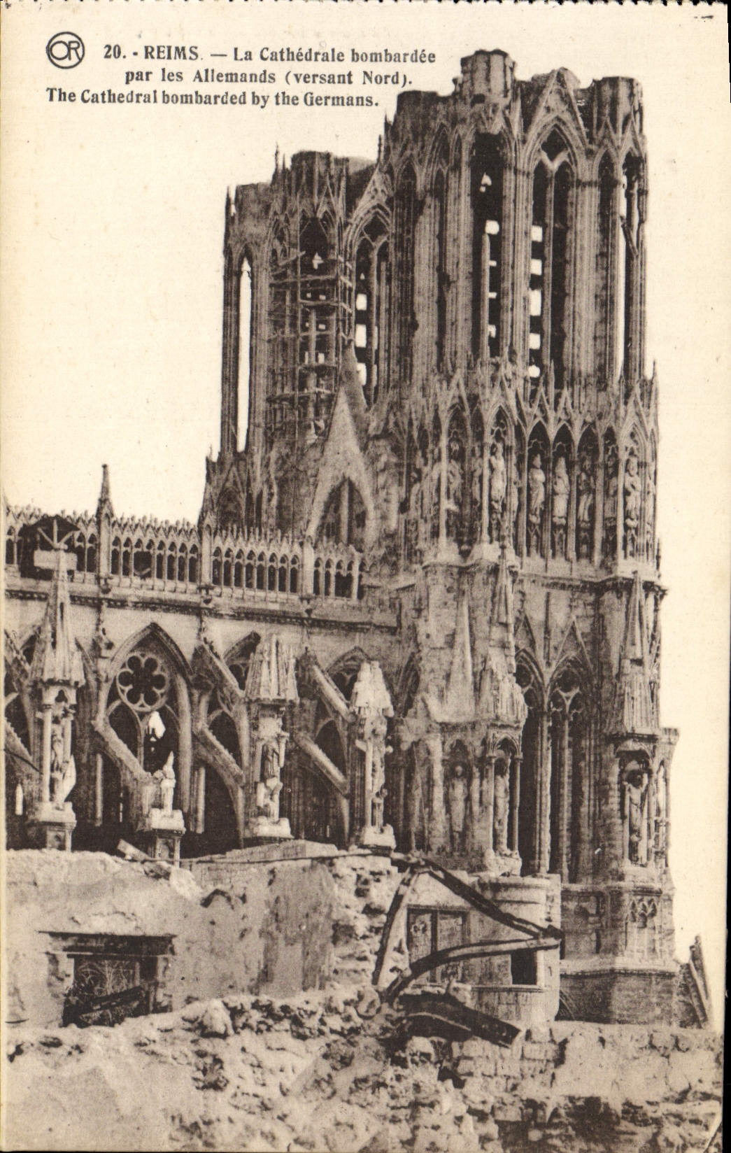 CPA Reims La Cathedrale bombardee par les Allemands Militaria