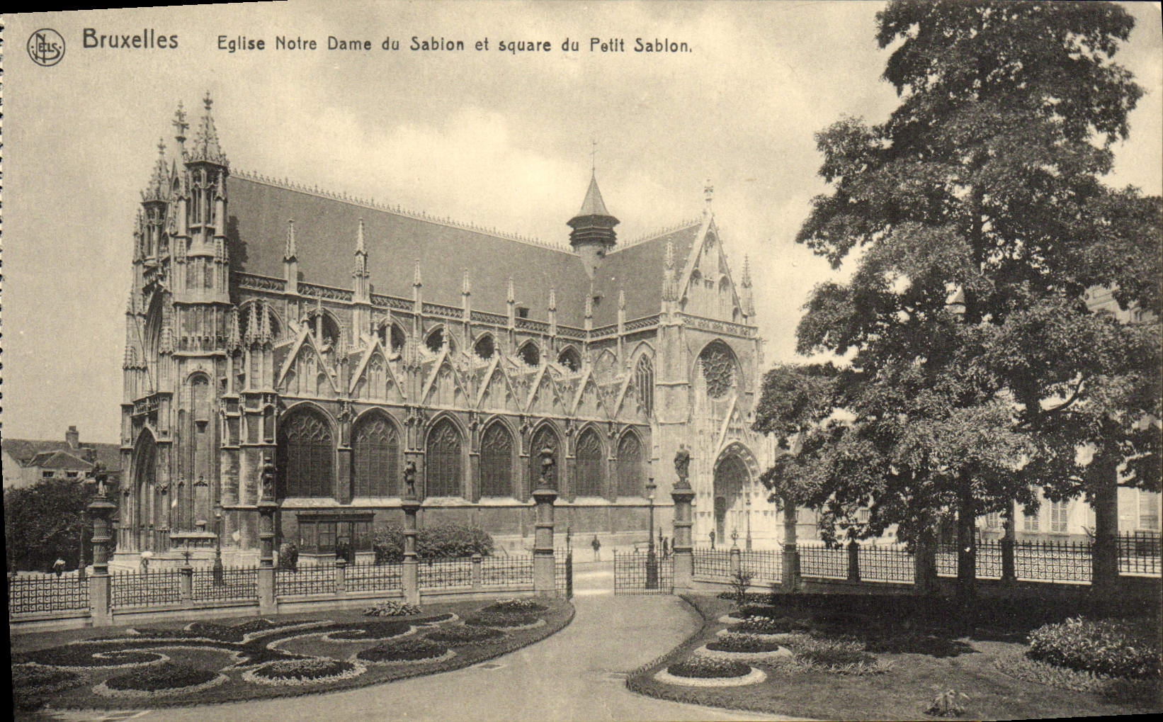 CPA Bruxelles Eglise Notre Dame du Sablon et Square du Petit Sablon