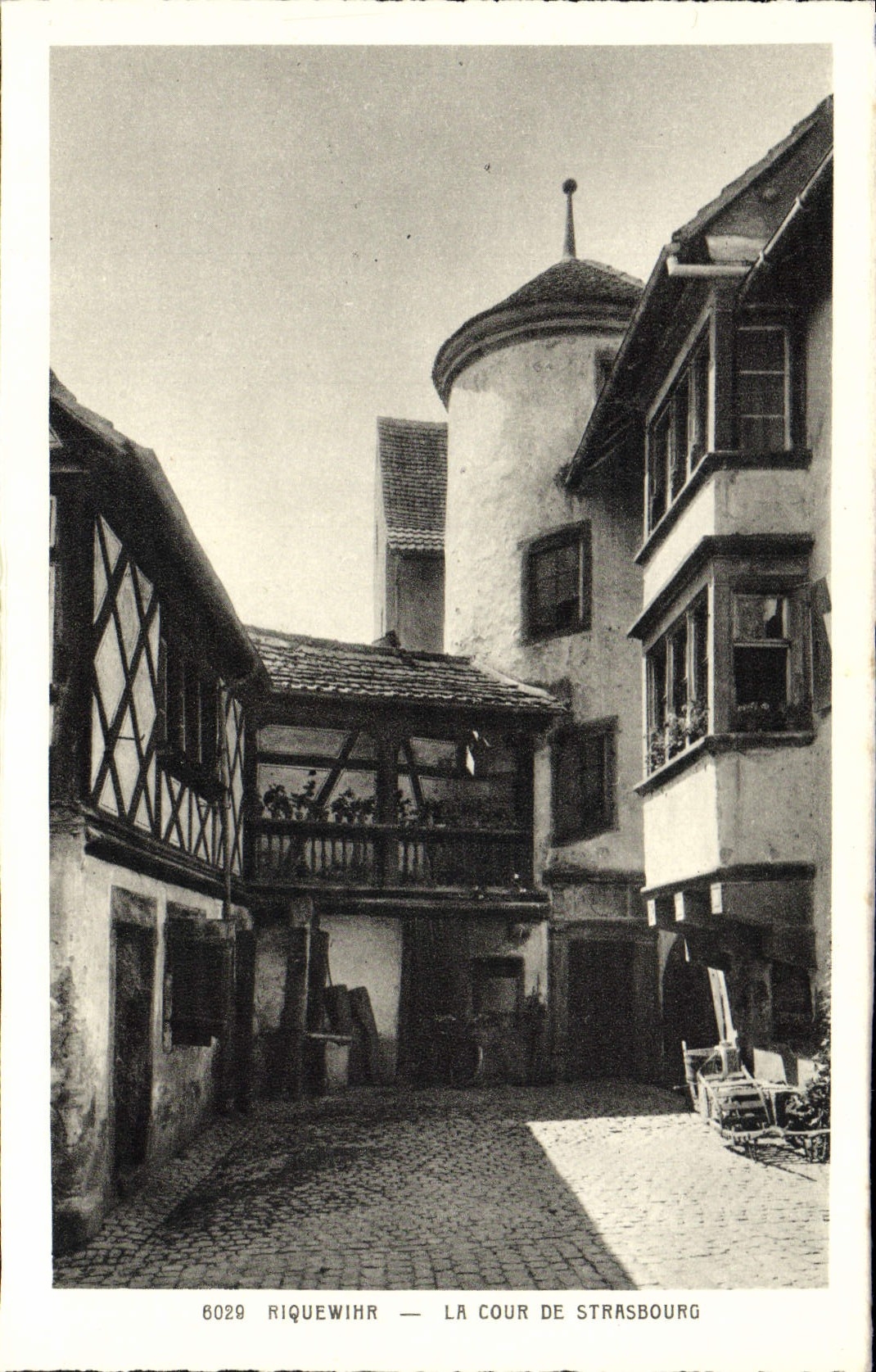 VINTAGE POSTCARD Riquewihr Court of Strasbourg