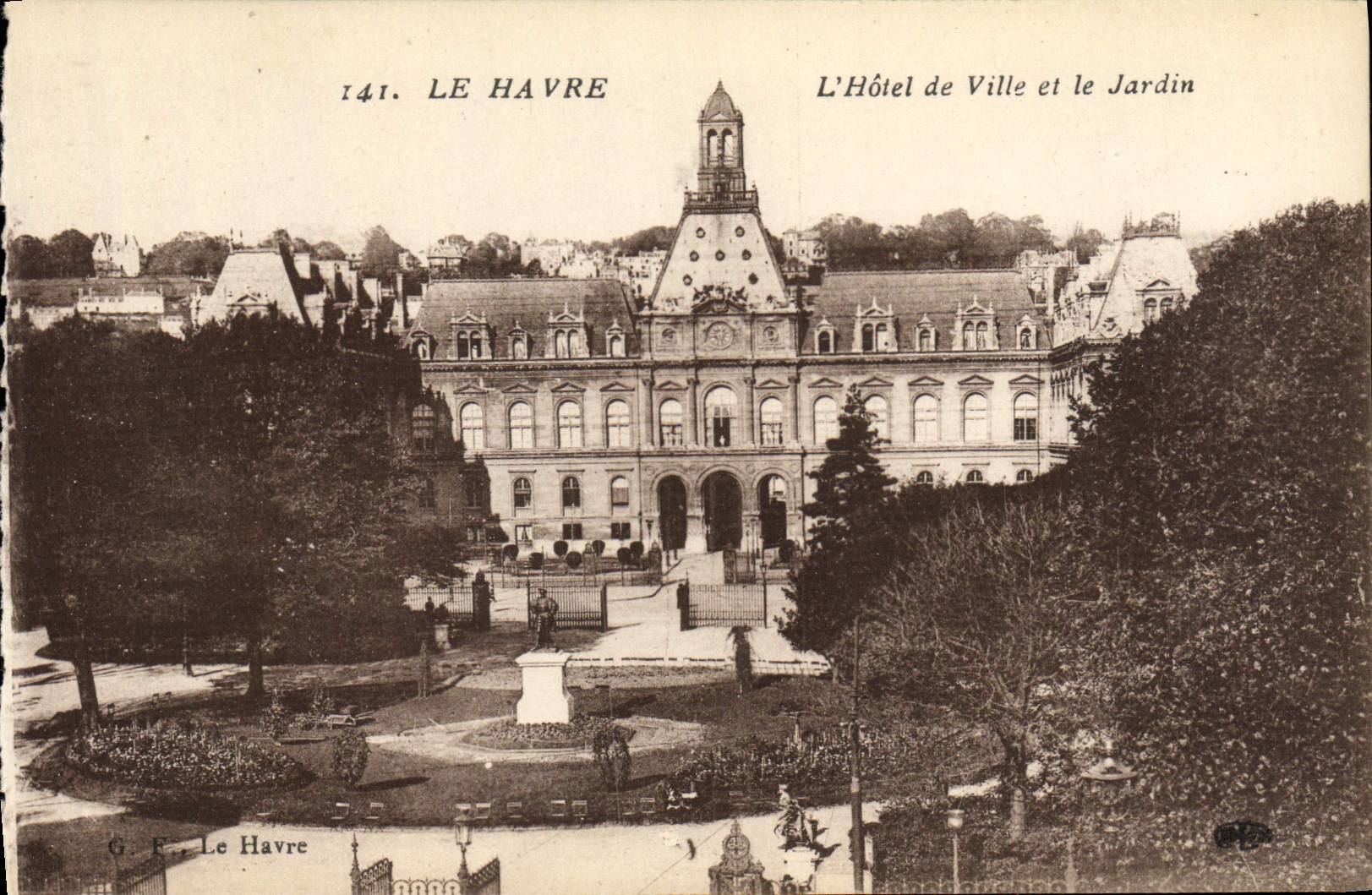 CPA Le Havre L'Hotel de Ville et le Jardin 