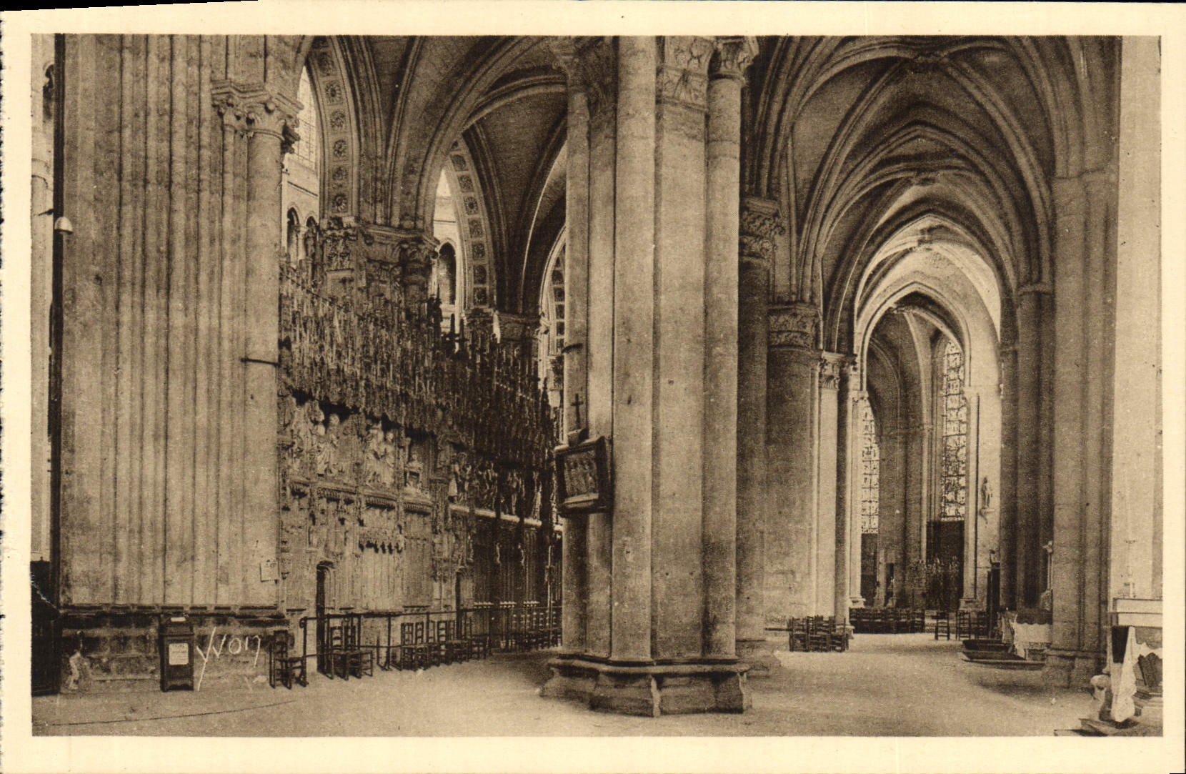 CPA Chartres Interieur de la Cathedrale