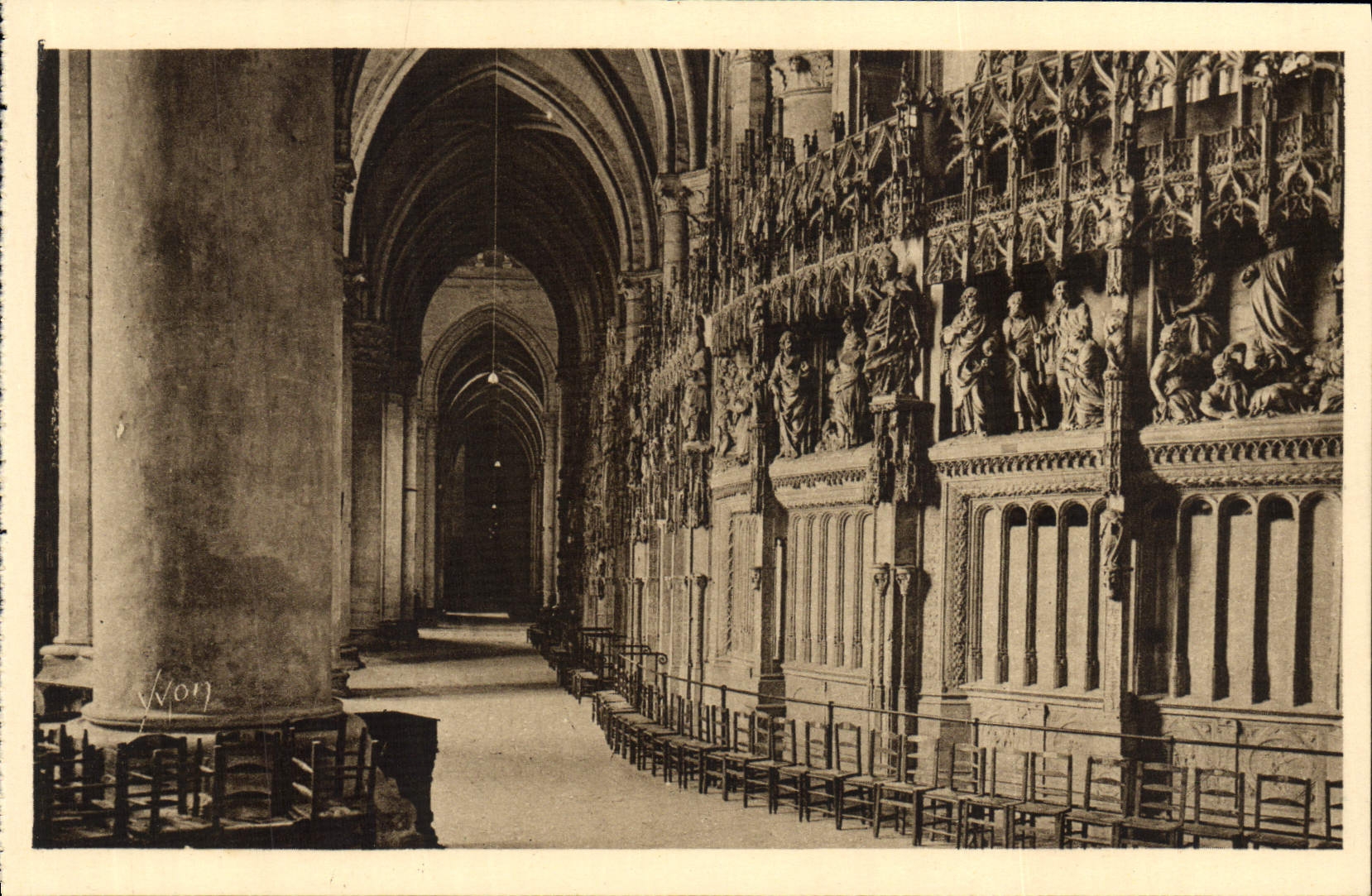 Interior de Chartres de la POSTAL de la VENDIMIA de Cahtedrale Deambulatoire