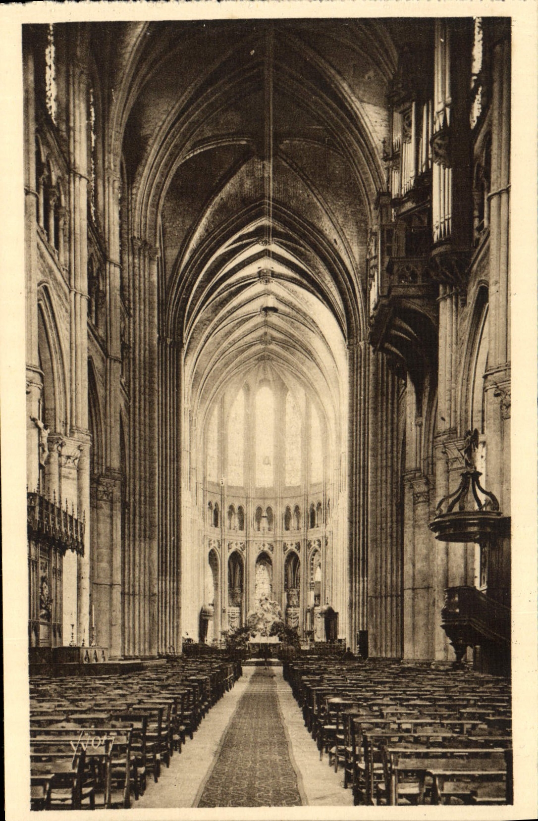 Interior de Chartres de la POSTAL de la VENDIMIA de Cahtedrale el cubo y el estribillo