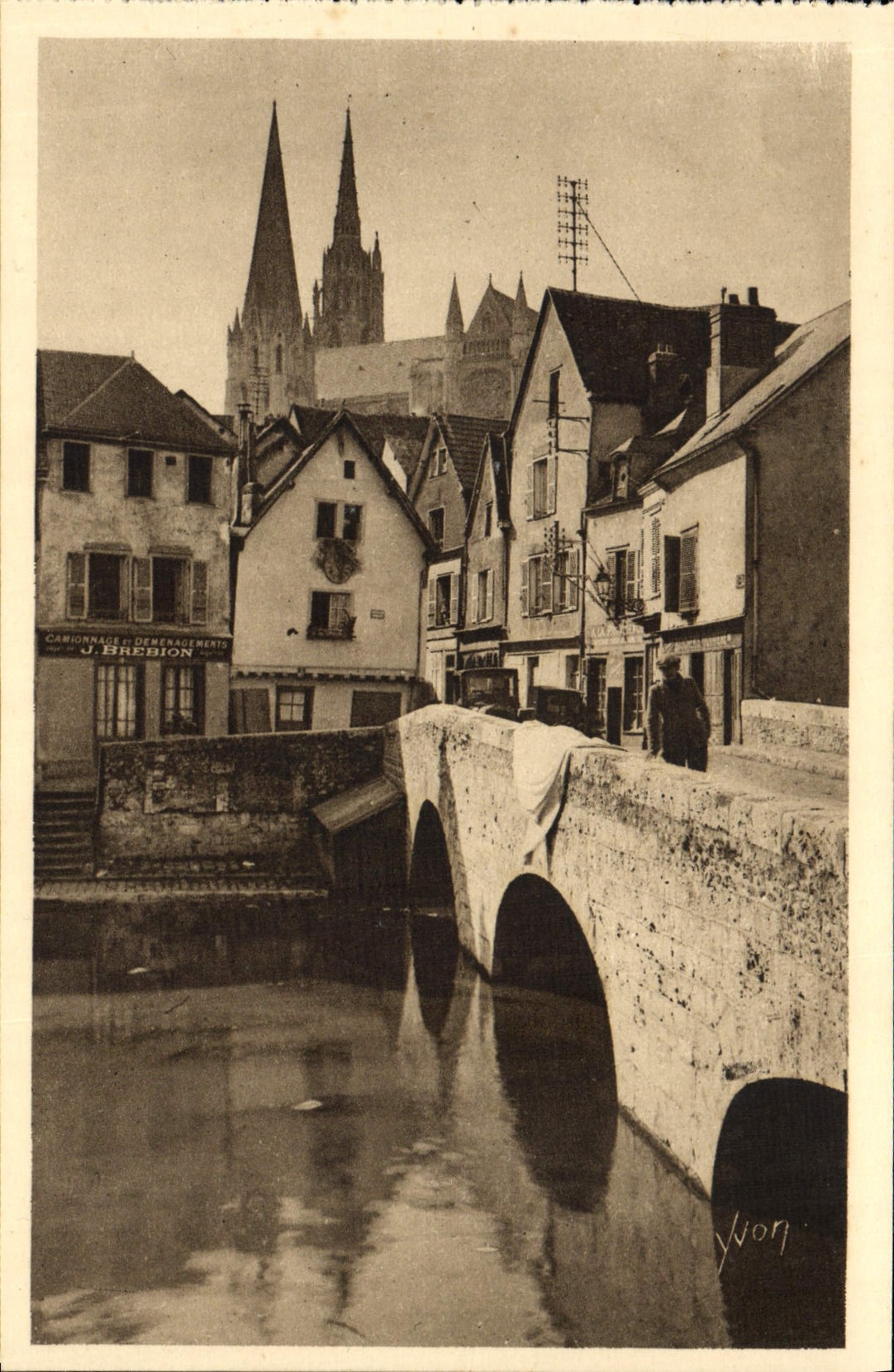 Puente del viejo hombre de Chartres de la POSTAL de la VENDIMIA y casas viejas