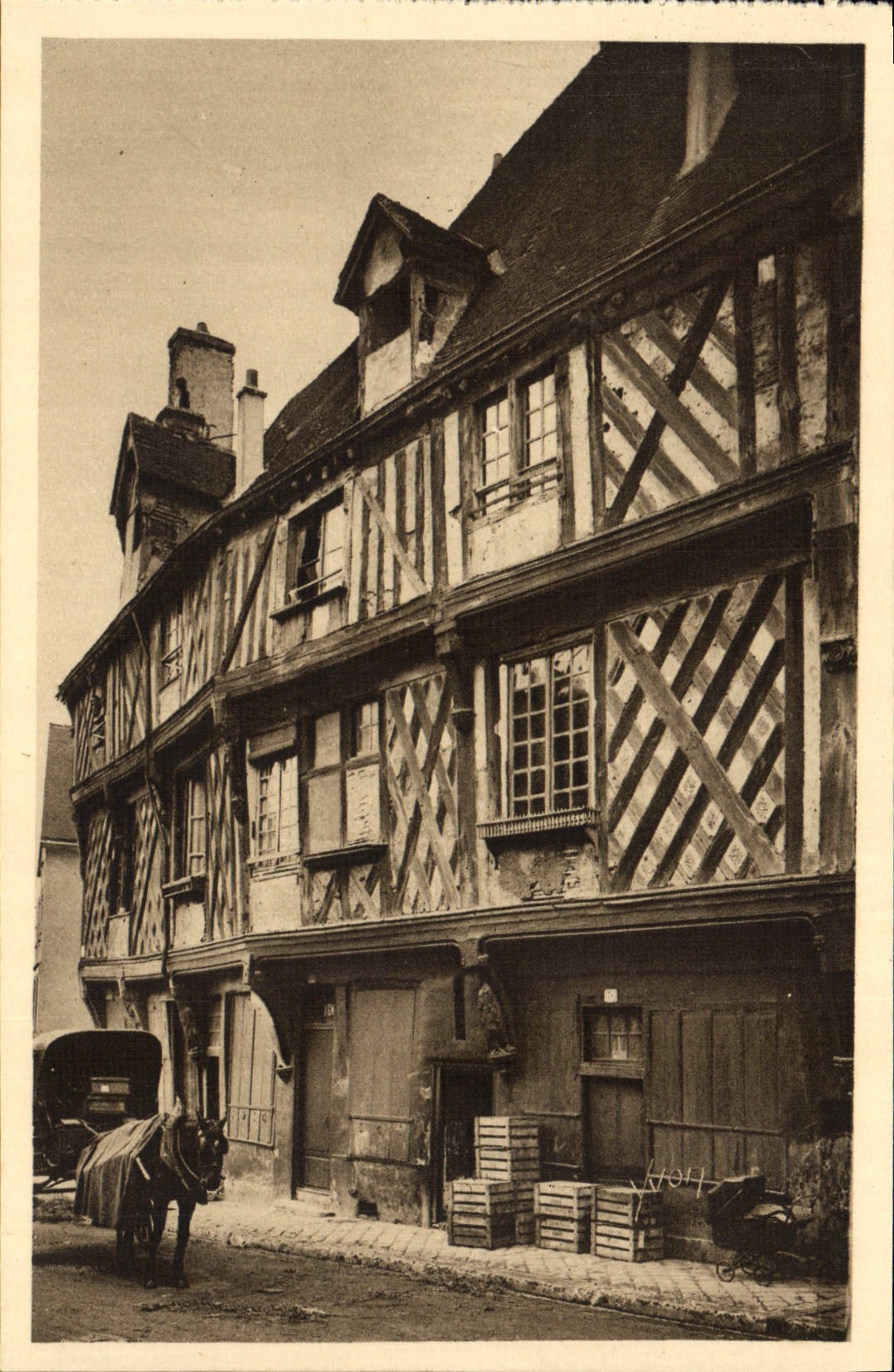 POSTAL Chartres de la VENDIMIA la casa del caballo de color salmón