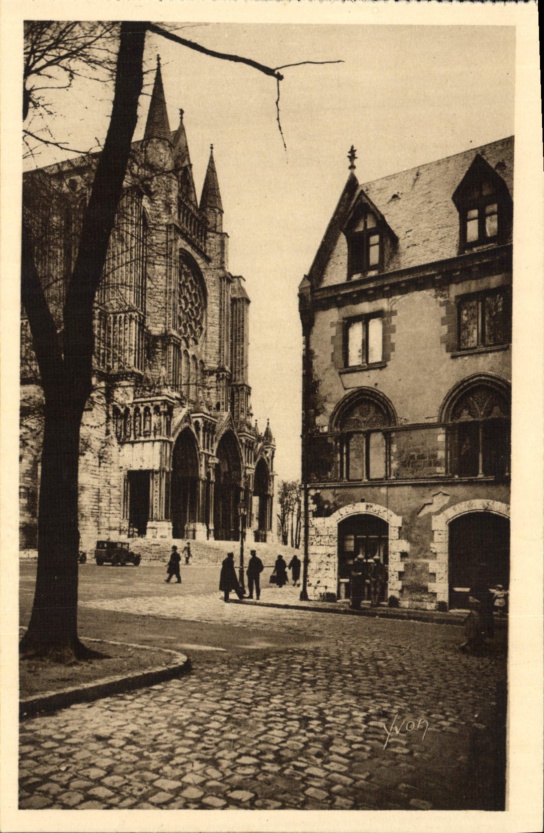 CPA Chartres L'Ancienne Poste et le Portail Sud