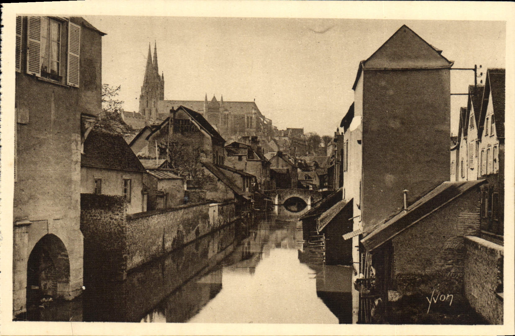 POSTAL Chartres de la VENDIMIA el Eure con el St Hilario del puente
