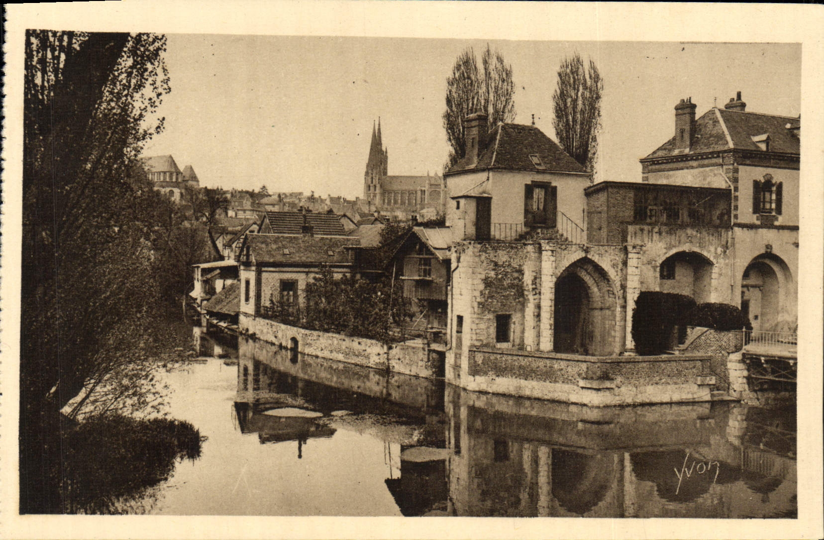 CPA Chartres Le Chateau d'If et la Cathedrale