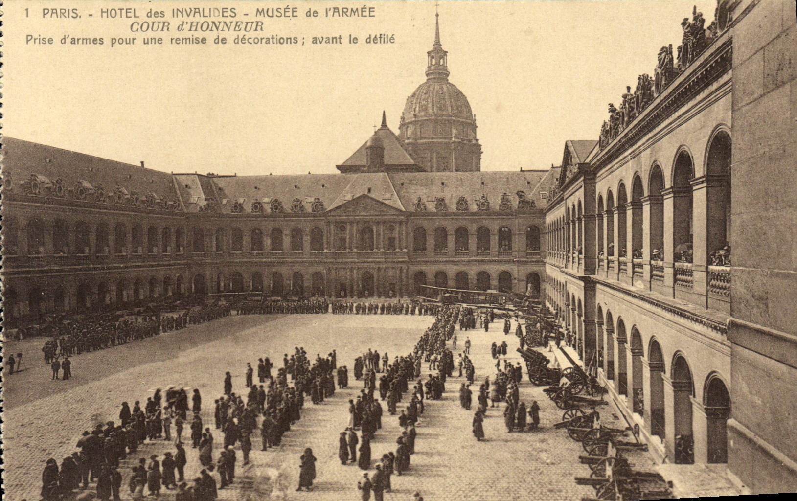 Hotel de París de la POSTAL de la VENDIMIA del museo de Invalids del patio principal del ejército tomado de las armas para una entrega de decoraciones antes del desafío