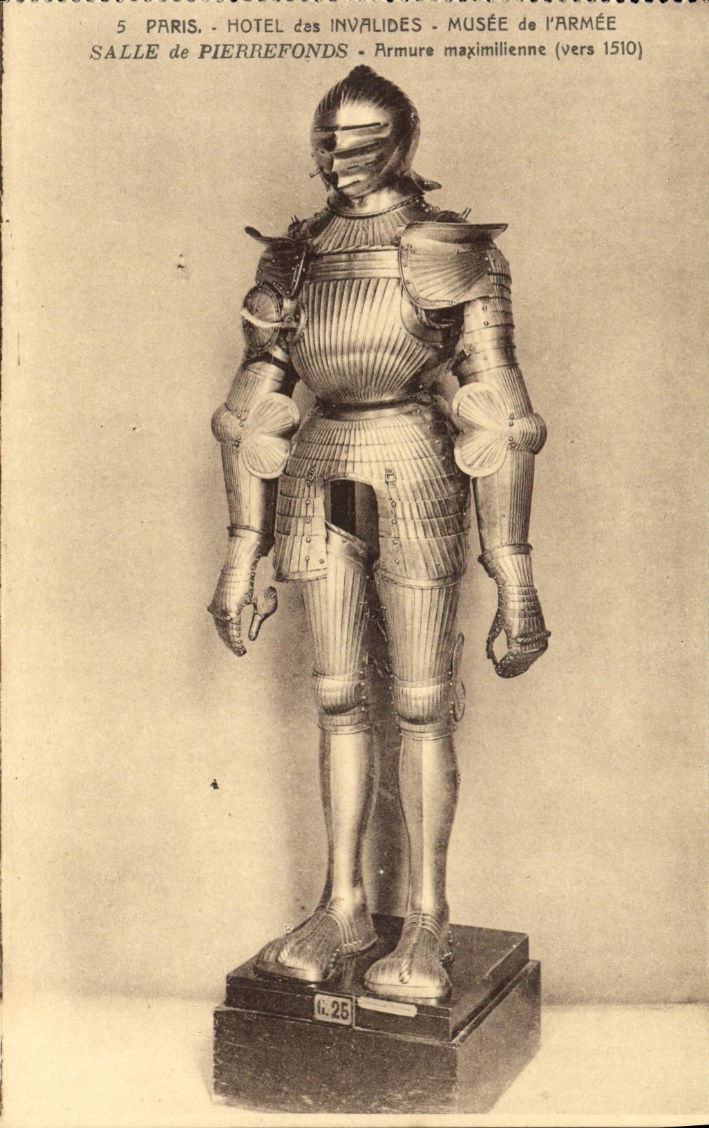 CPA Paris Hotel des Invalides Musee de l'Armee Salle de Pierrefonds Armure maximilienne
