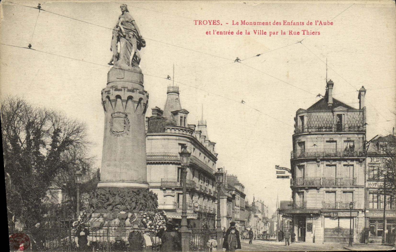CPA Troyes Le Monument des Enfants de l'Aube et l'entree de la ville par la rue Thiers