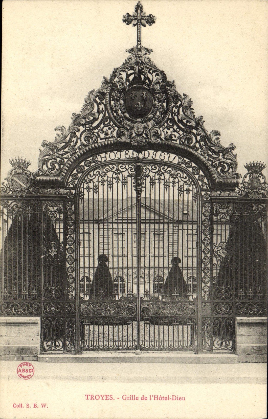 CPA Troyes Grille de l'Hotel Dieu 