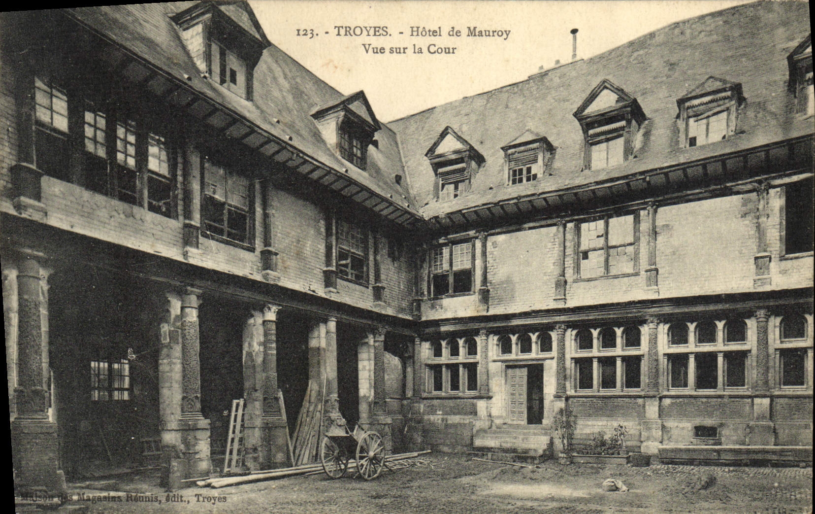 CPA Troyes Hotel de Mauroy Vue sur la Cour