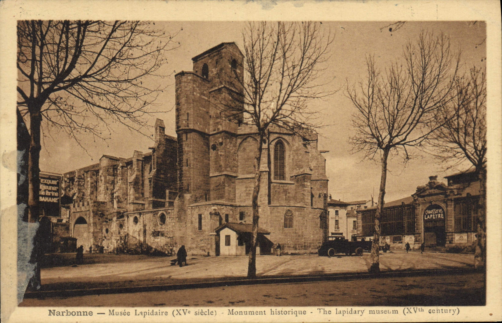 Zapatos de Lapeyre del edificio histórico del museo de Narbonne de la POSTAL de la VENDIMIA