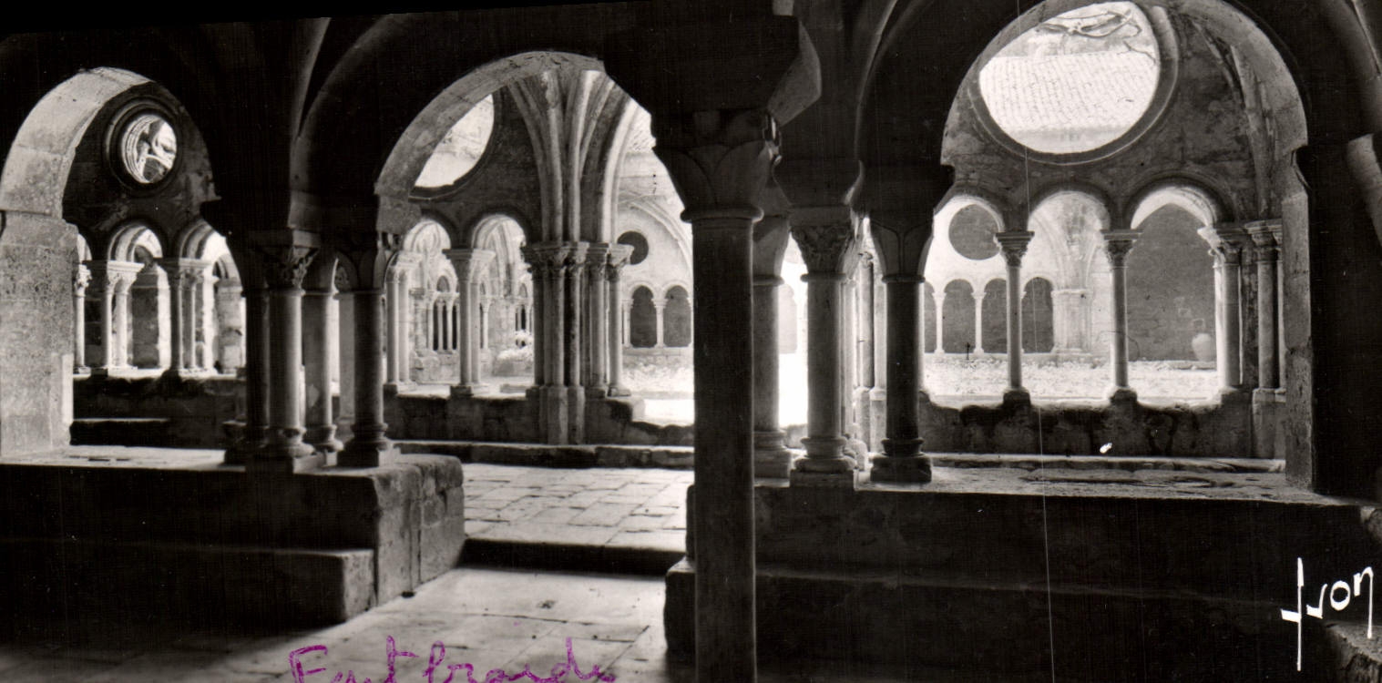 Abadía de la POSTAL de la VENDIMIA del claustro de Fontfroide Narbonne y de la casa del capítulo