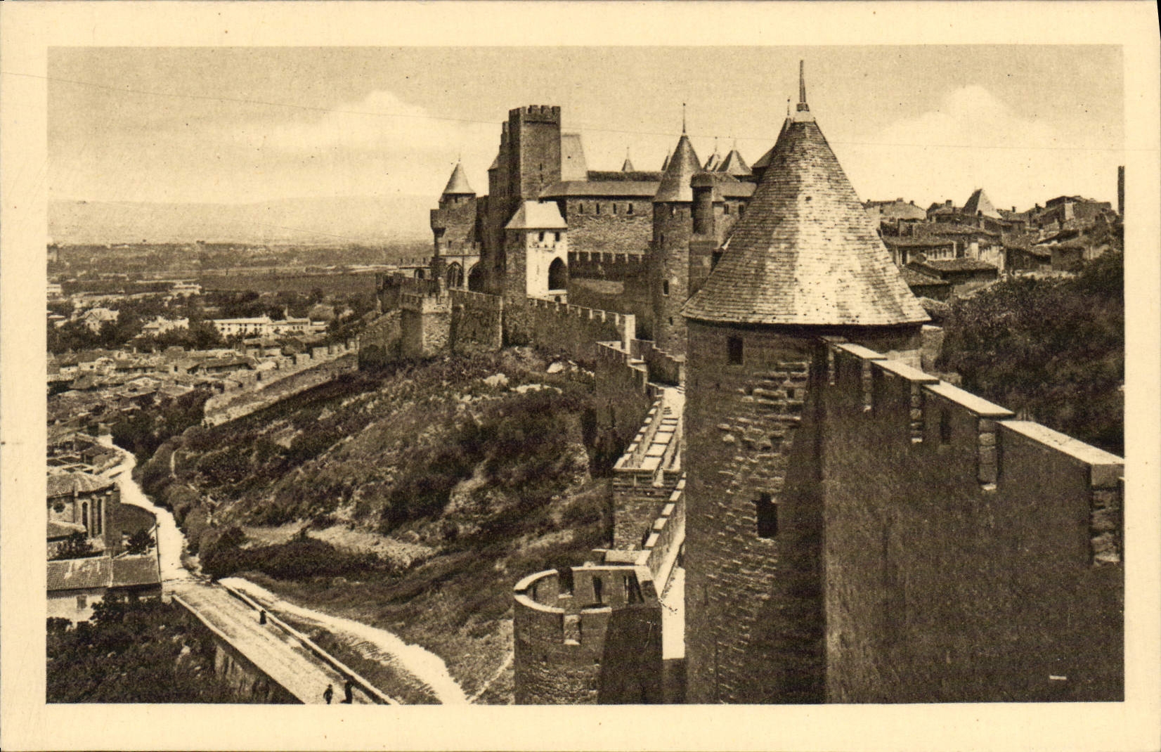 POSTAL de la VENDIMIA el ISCED De Carassonne Walls y la ciudad baja