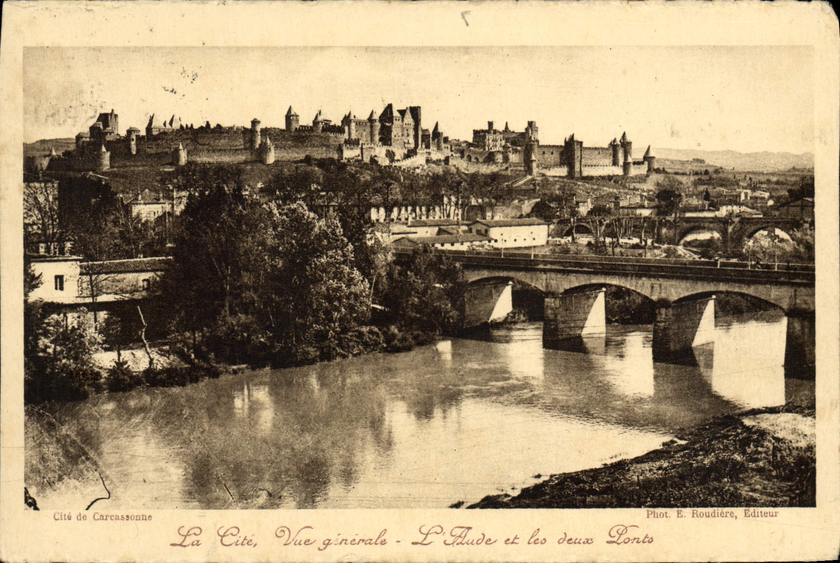 CPA Cite De Carcassonne La Cite Vue generale L'Aude et les deux ponts