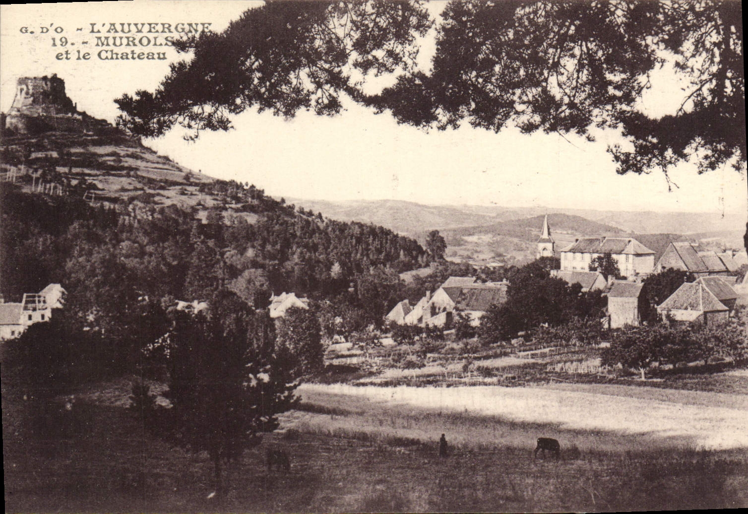 VINTAGE POSTCARD Auvergne Murols And the castle