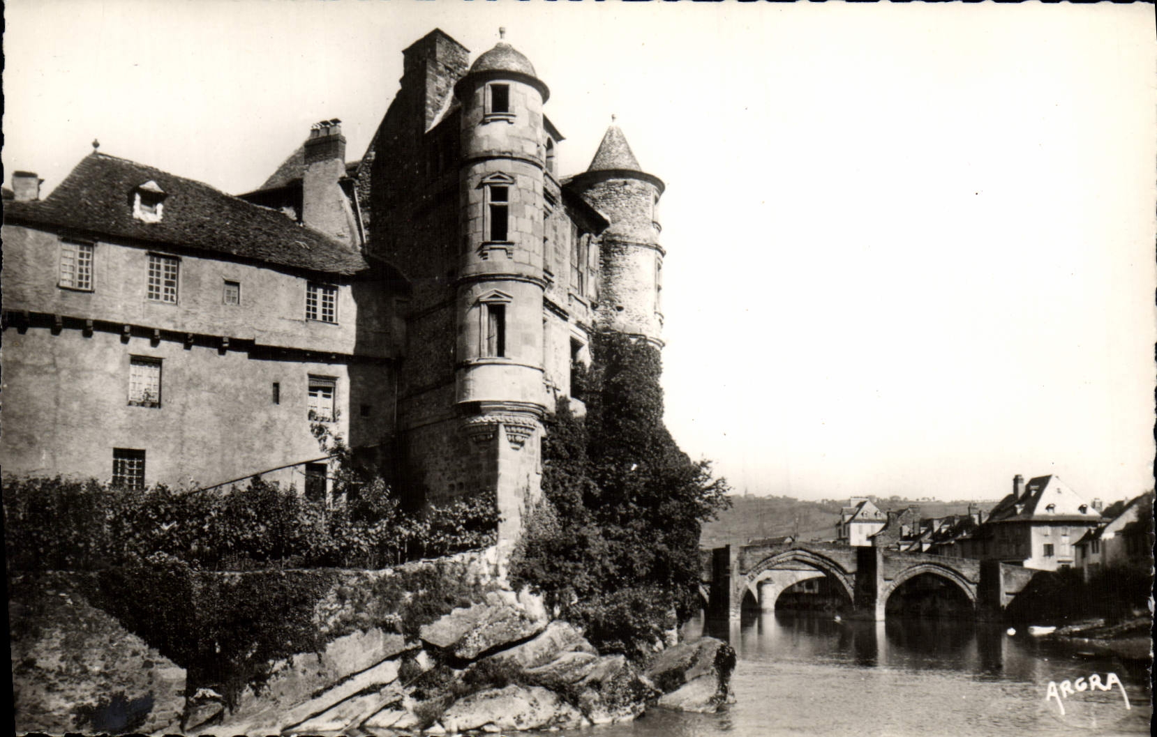 VINTAGE POSTCARD Espalion the Old palate host of city and law courts and the old bridge