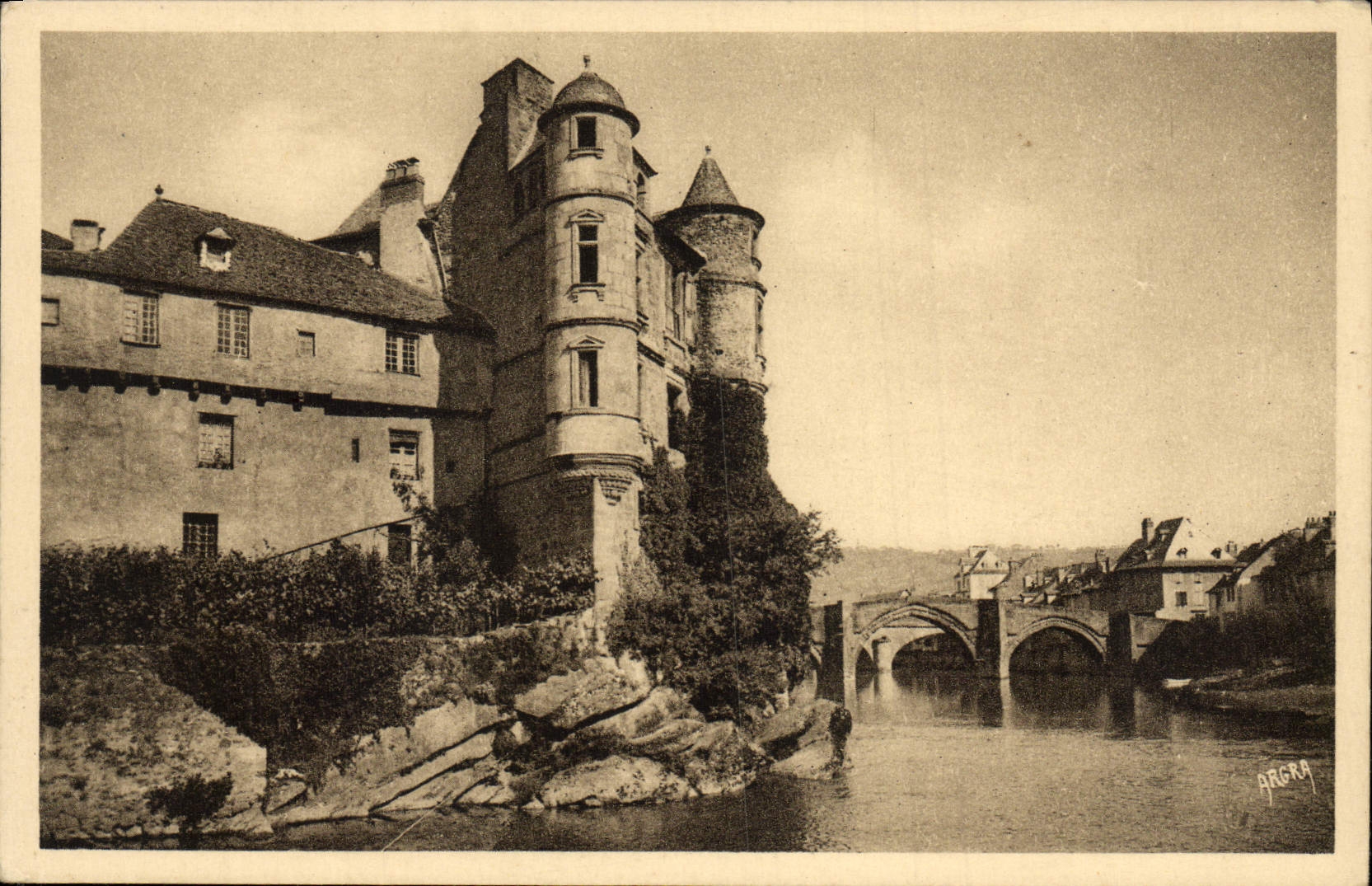 VINTAGE POSTCARD Espalion the Old palate old town hall and law courts and the old bridge