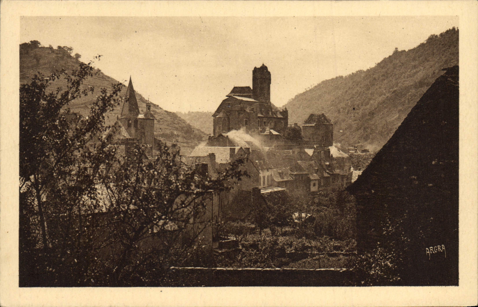 VINTAGE POSTCARD Estaing the castle in the fog