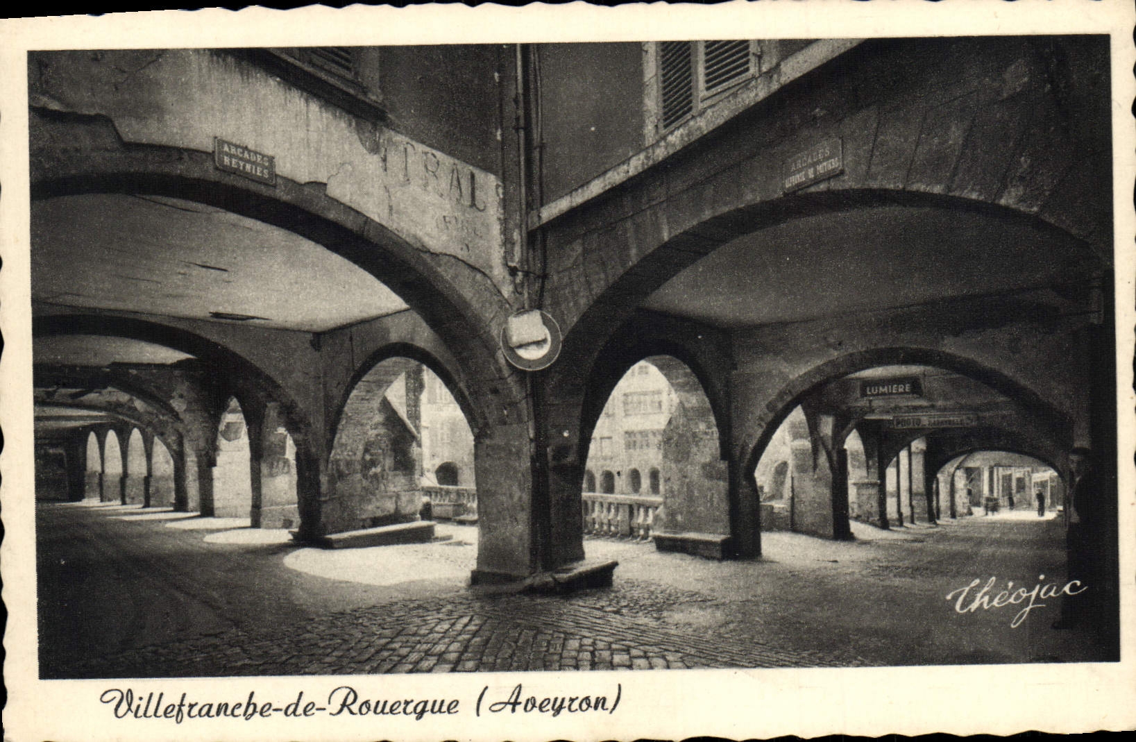 VINTAGE POSTCARD Villefranche De Rouergue arcades and Hotel Renaissance
