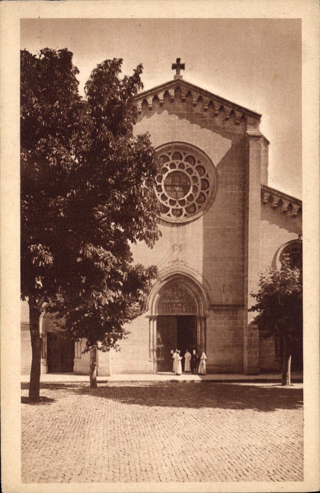 CPA Abbaye St Michel de Frigolet Facade de l'eglise abbatiale