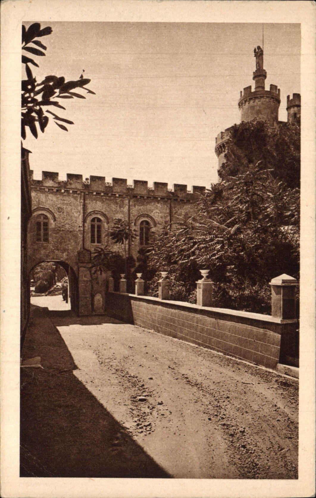 CPA Saint Michel De Frigolet Tours Saint Norbert et Saint Augustin Arceau conduisant a l'eglise abbatiale
