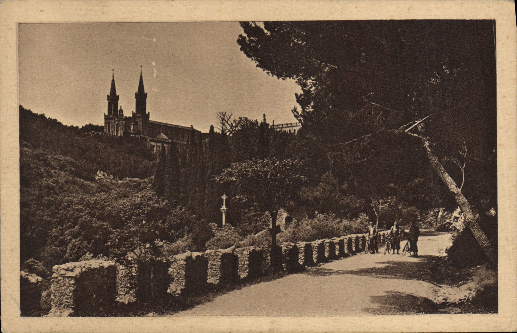 CPA St Michel De Frigolet L'Abbaye Se Cache derriere les pins et les Cypres