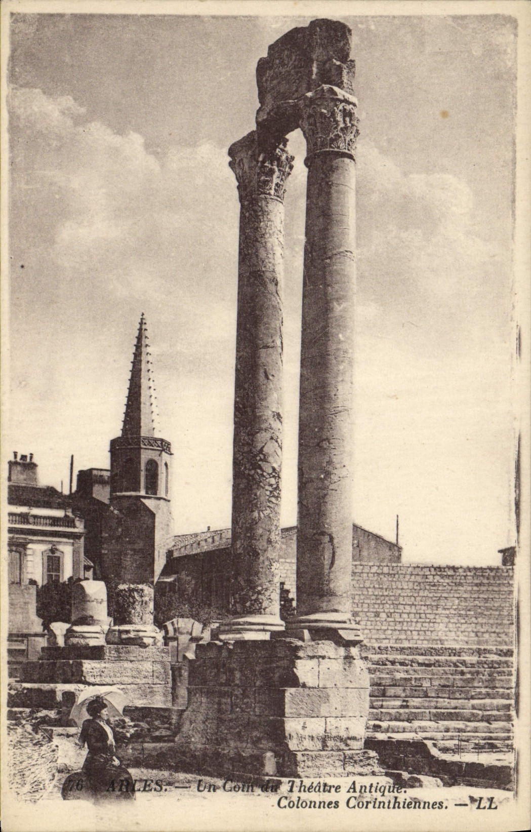 POSTAL Arles de la VENDIMIA una esquina del teatro antiguo