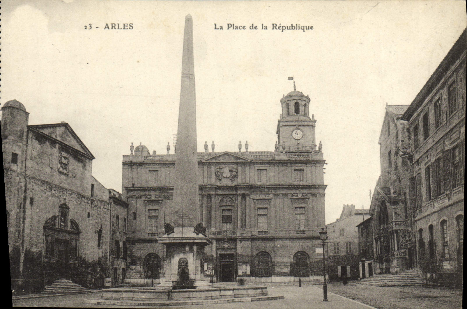 CPA Arles La Place De La Republique