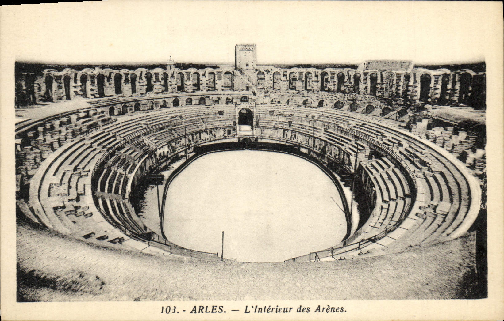 CPA Arles L'Interieur Des Arenes