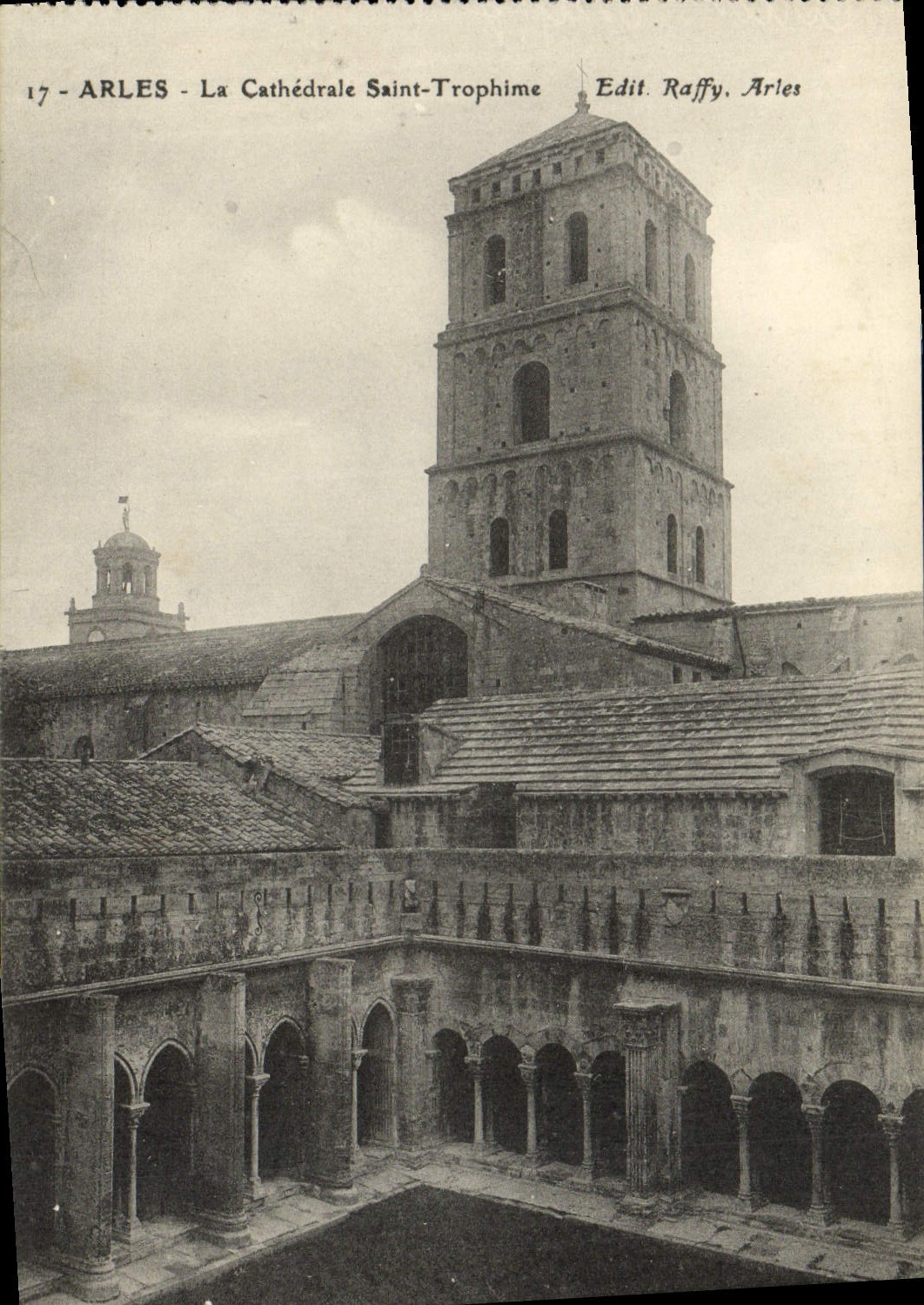 CPA Arles La Cathedrale Saint Trophime