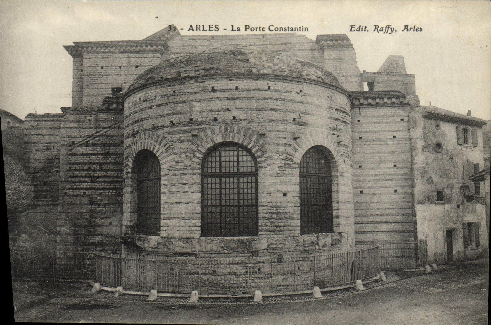 CPA Arles La Porte Constantin
