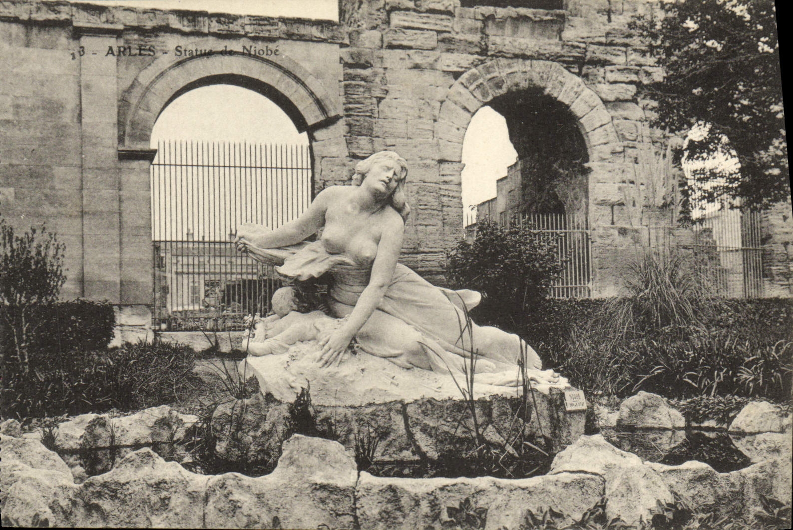 CPA Arles Statue de Niobe
